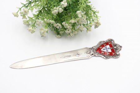 Abre cartas em prata lisa com recortes e brasão de armas de Portugal